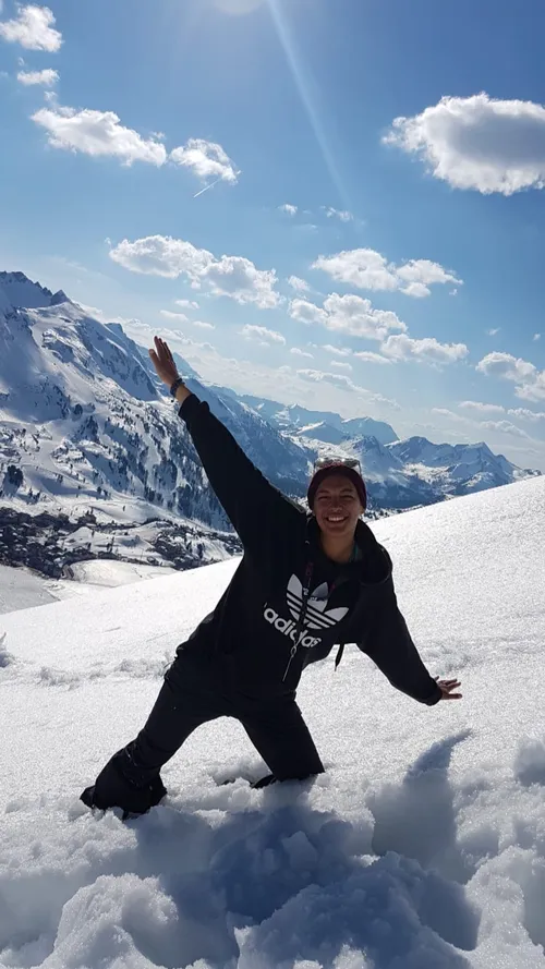 ruf Gast vor Bergpanorama in Obertauern