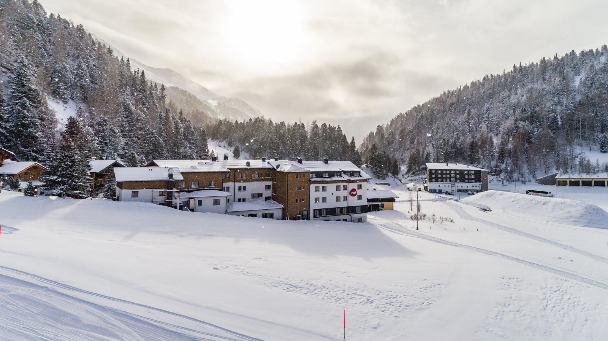 Das Alpincenter in Obertauern in einer verschneiten Winterlandschaft