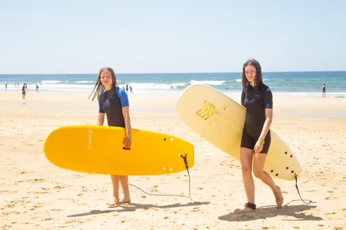 Mädchen mit Sufbrettern