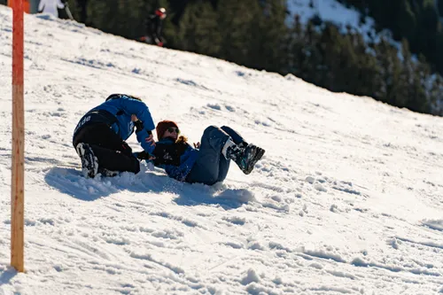 Menschen rutschen die Piste runter.