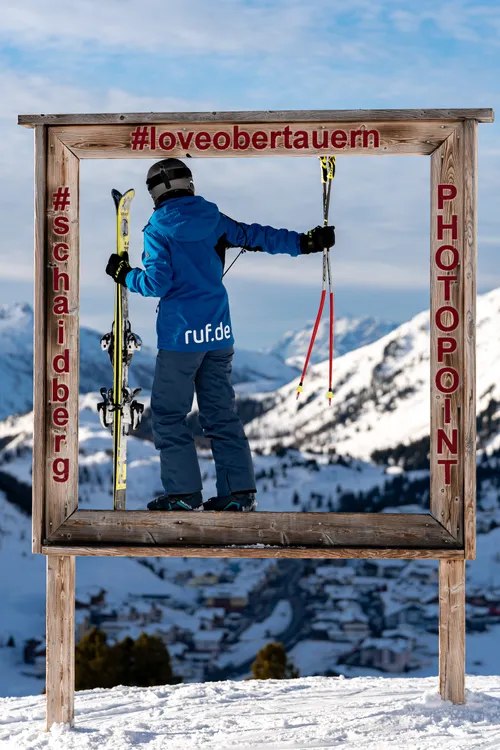 ruf Snowguide bei einem Fotopoint auf der Piste in Obertauern