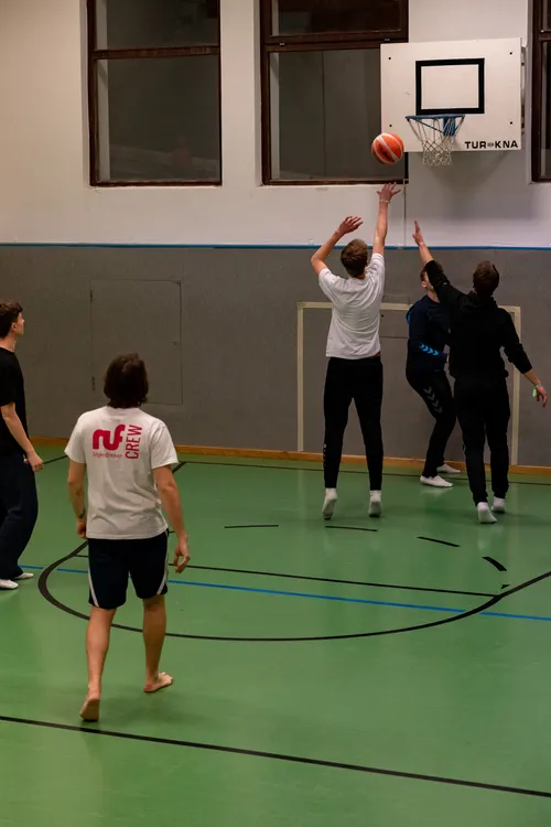 ruf Gäste in der Turnhalle im Alpincenter
