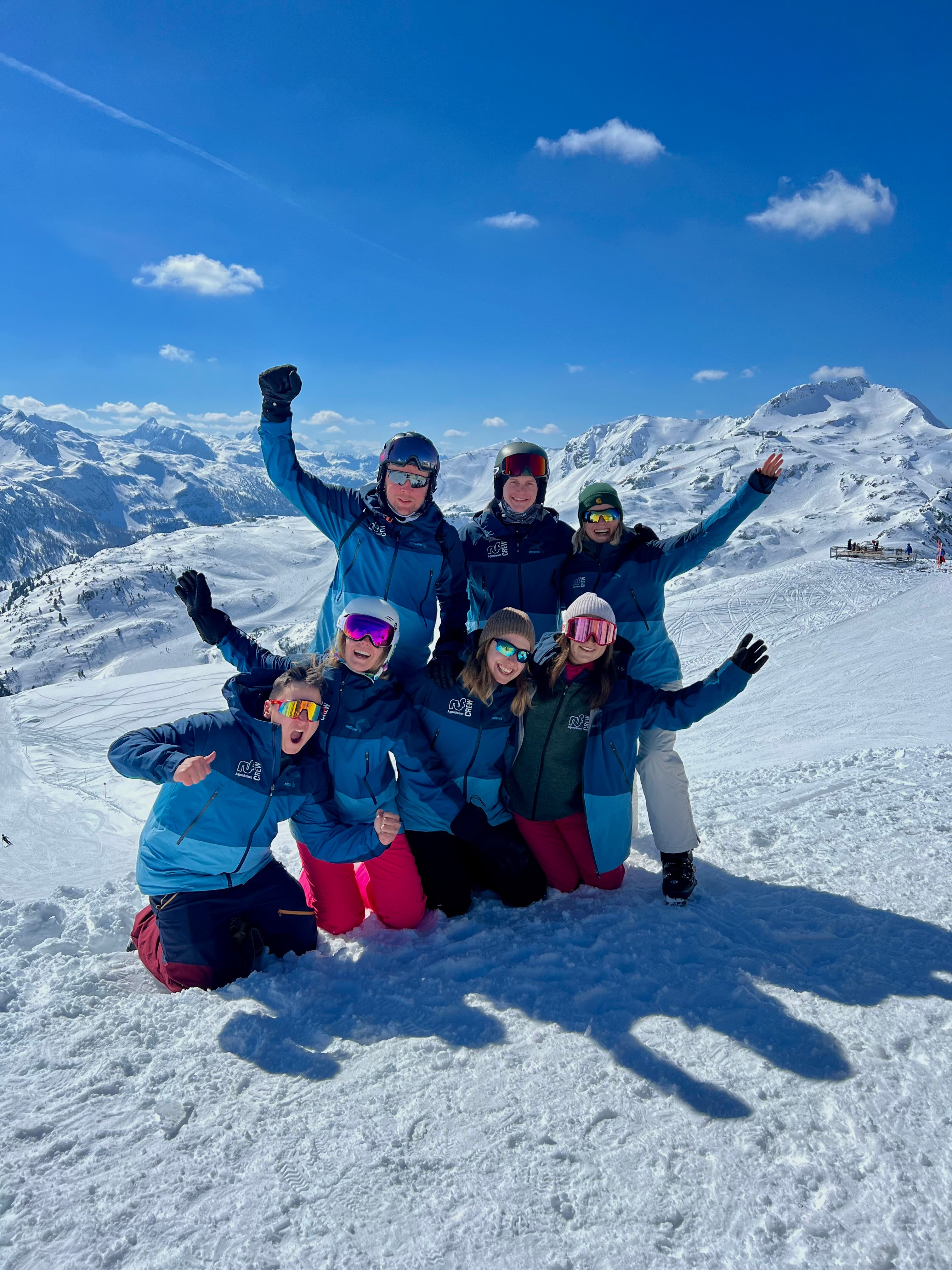 ruf Snowguides vorm Bergpanorama in Obertauern