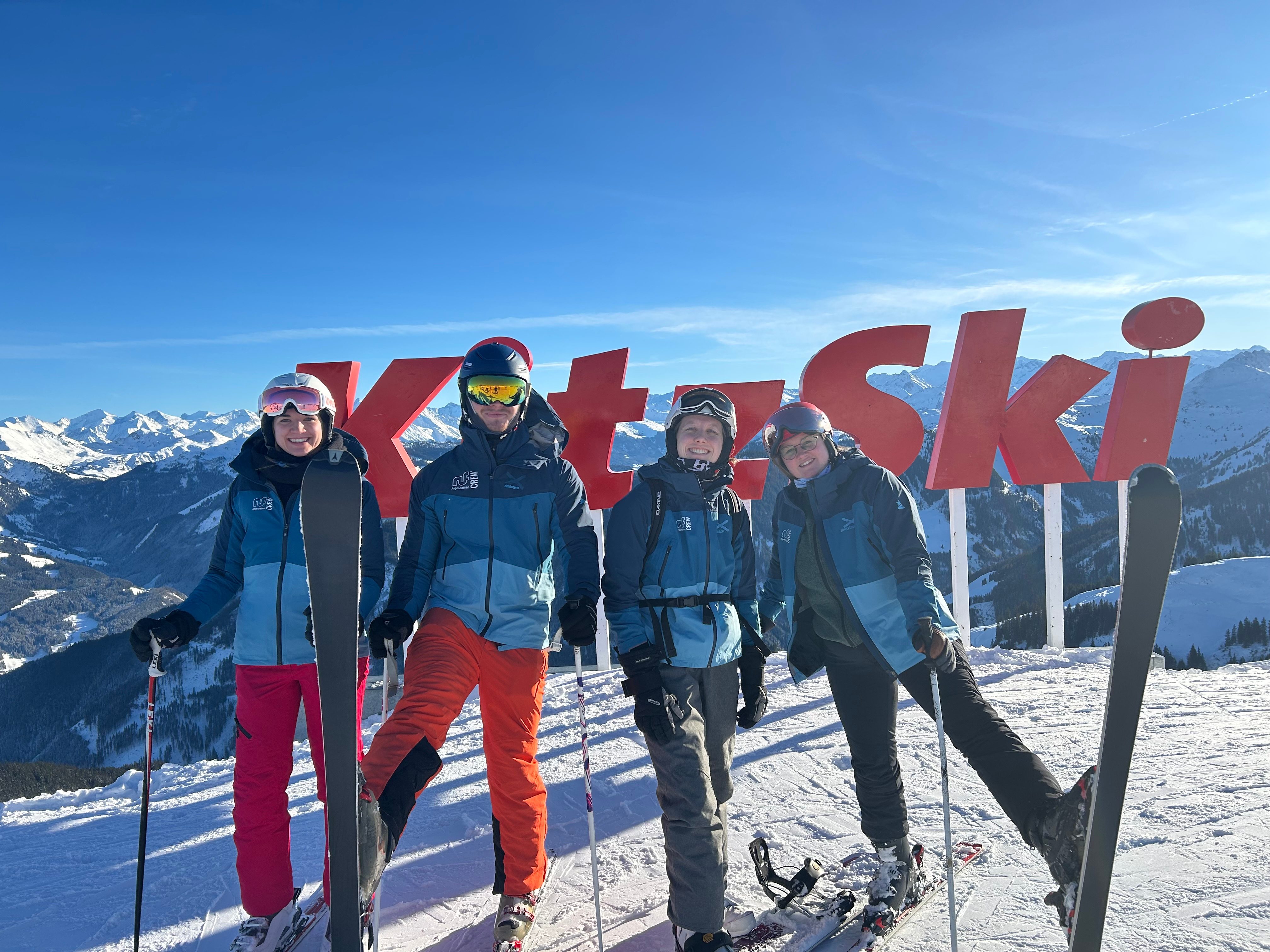 ruf Snowguides vor dem Kitz Ski Logo in Kitzbühel