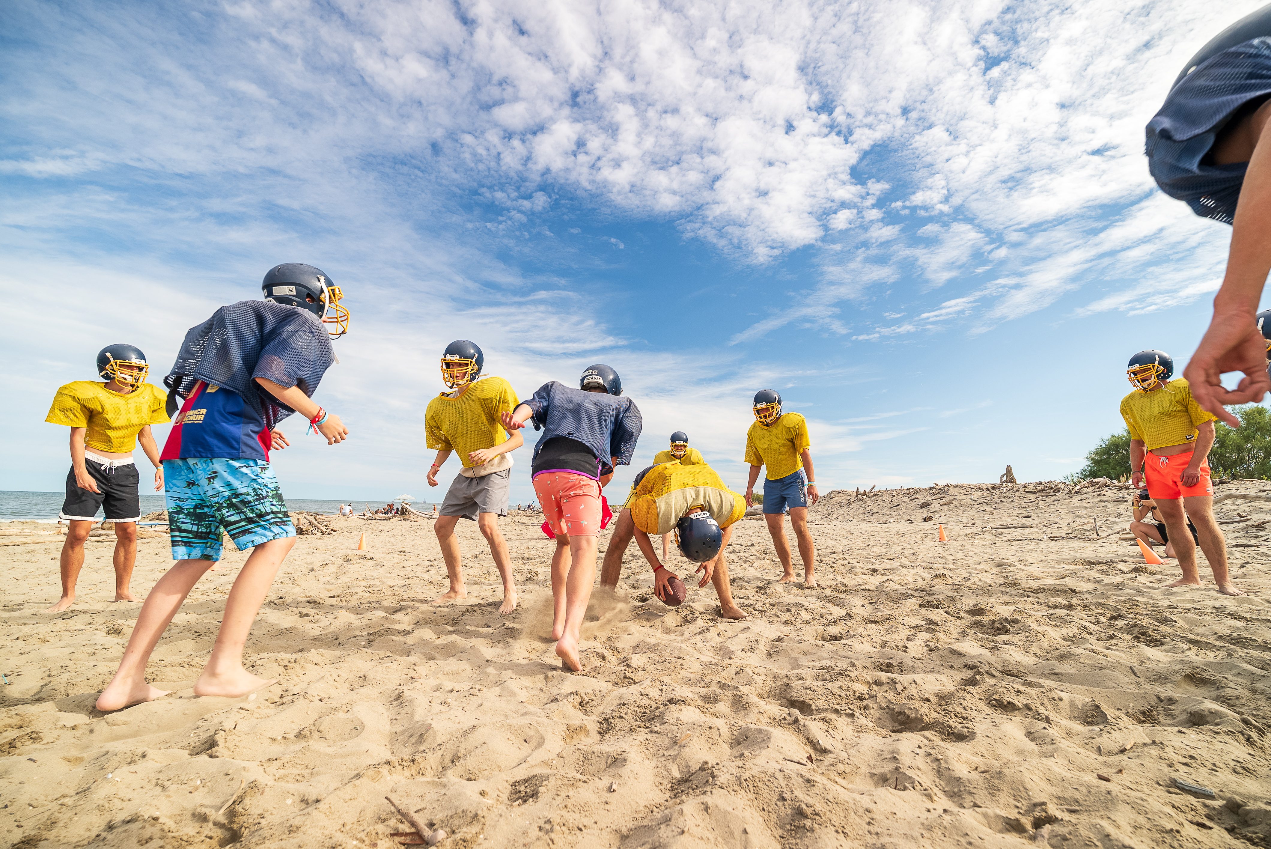 ruf Gäste spielen American Football am Strand