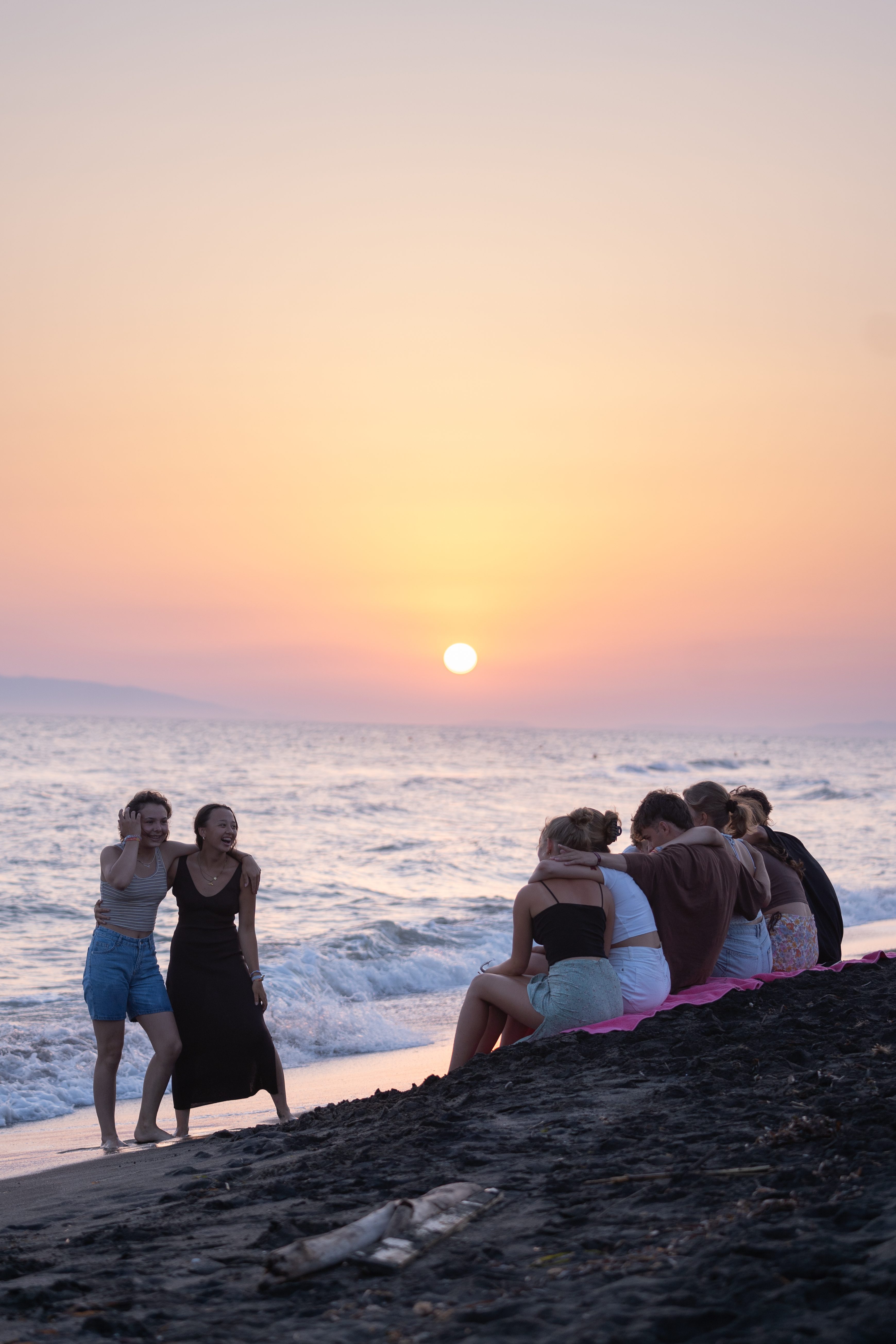 ruf Gäste bei Sonnenuntergang am Strand von Tarquinia