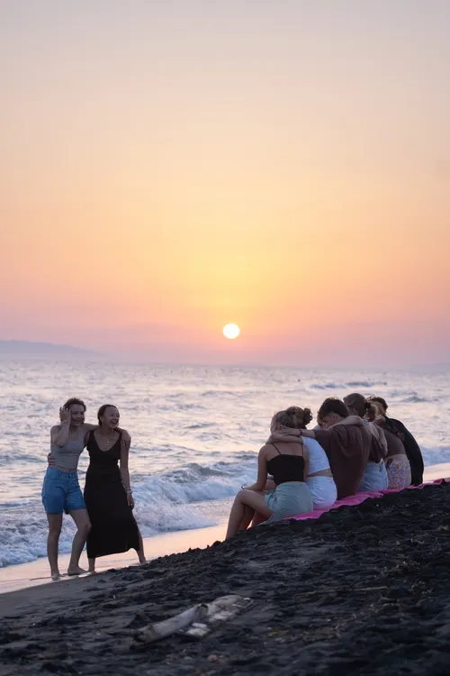 ruf Gäste bei Sonnenuntergang am Strand von Tarquinia