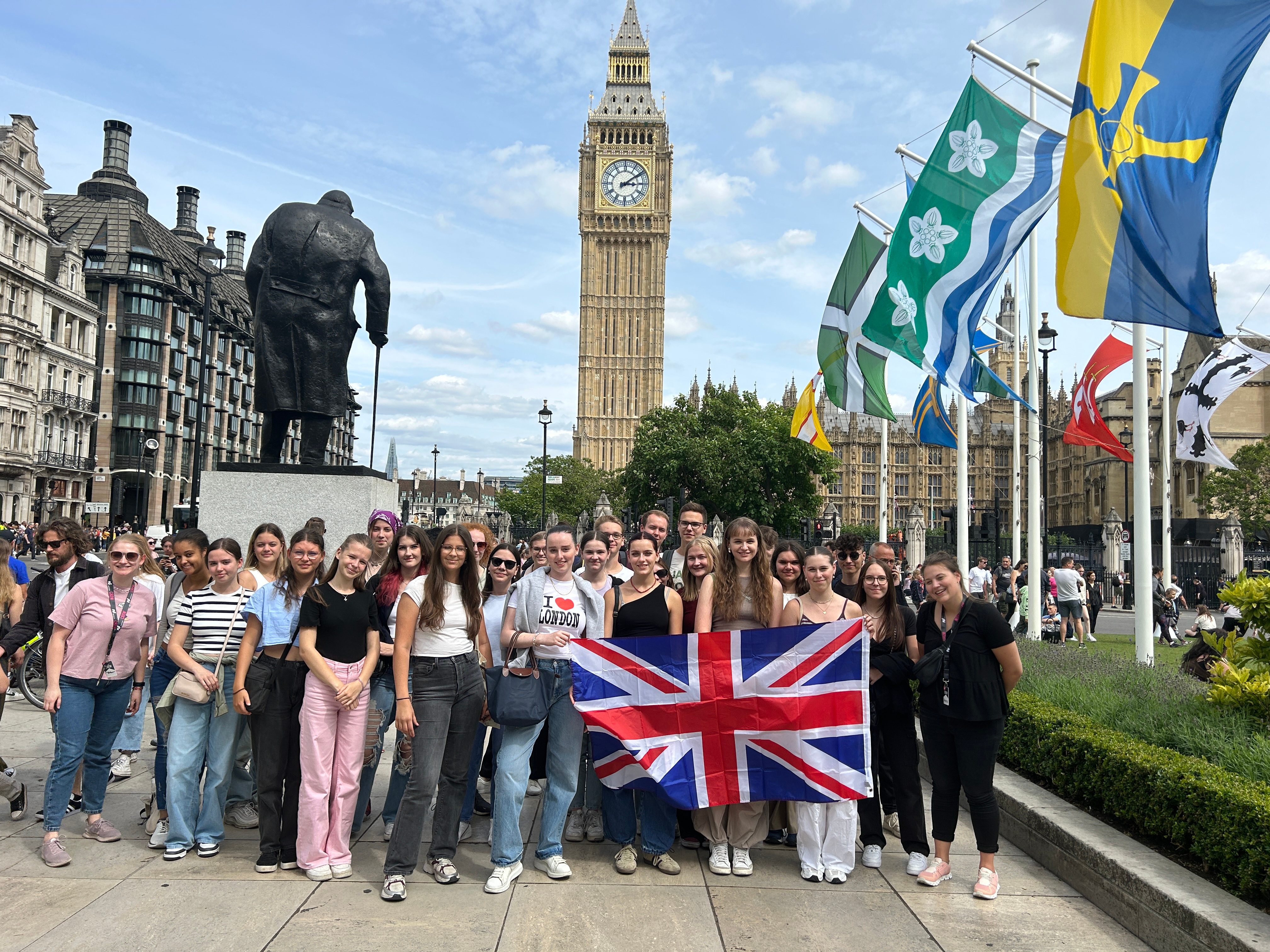 ruf Sprachgäste halten eine Groß Britannien Flagge vor dem Big Ben
