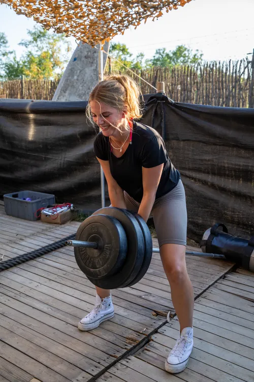 Gast mit Langhantel im Fitness-Bereich