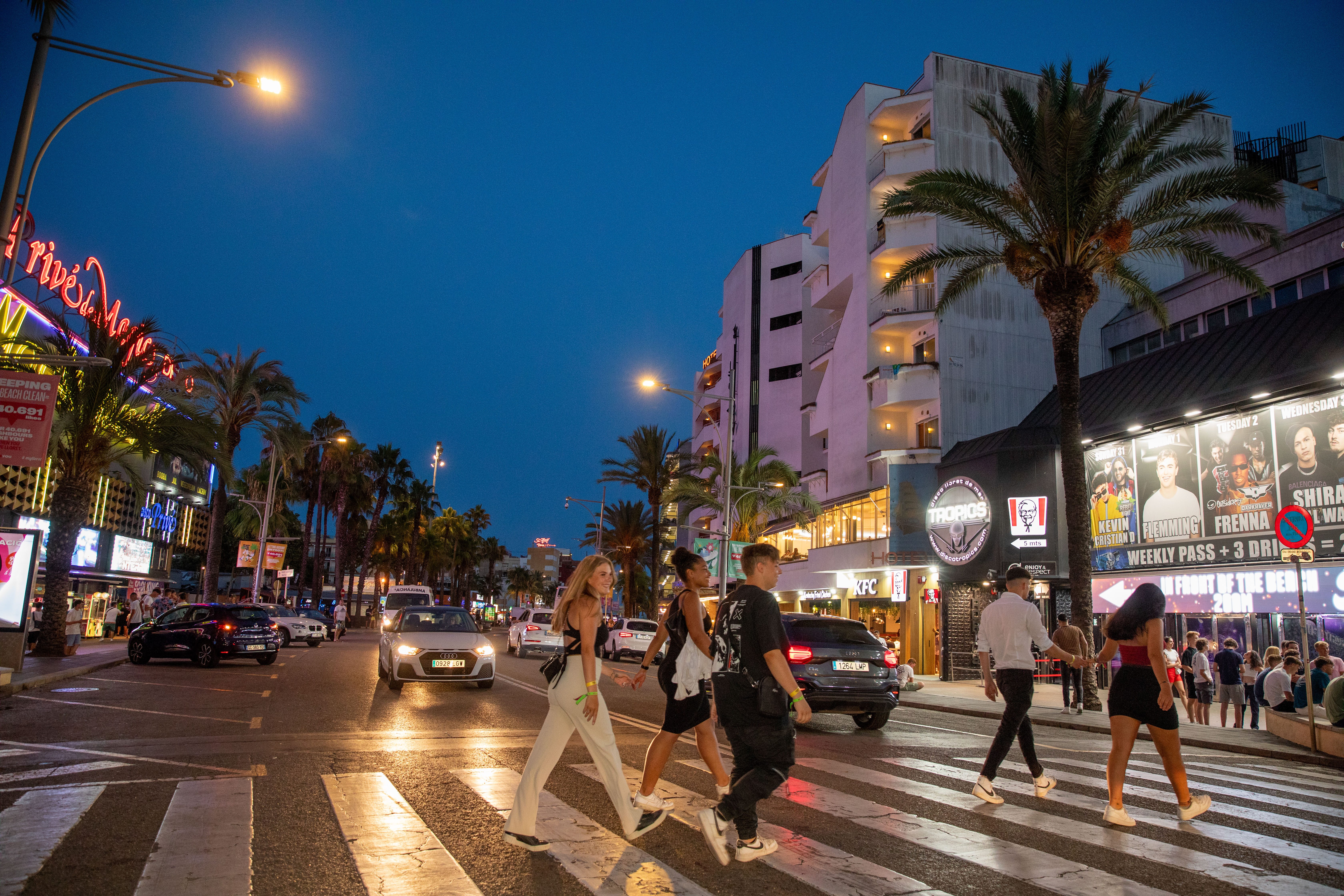 Gäste auf der Partymeile in Lloret de Mar