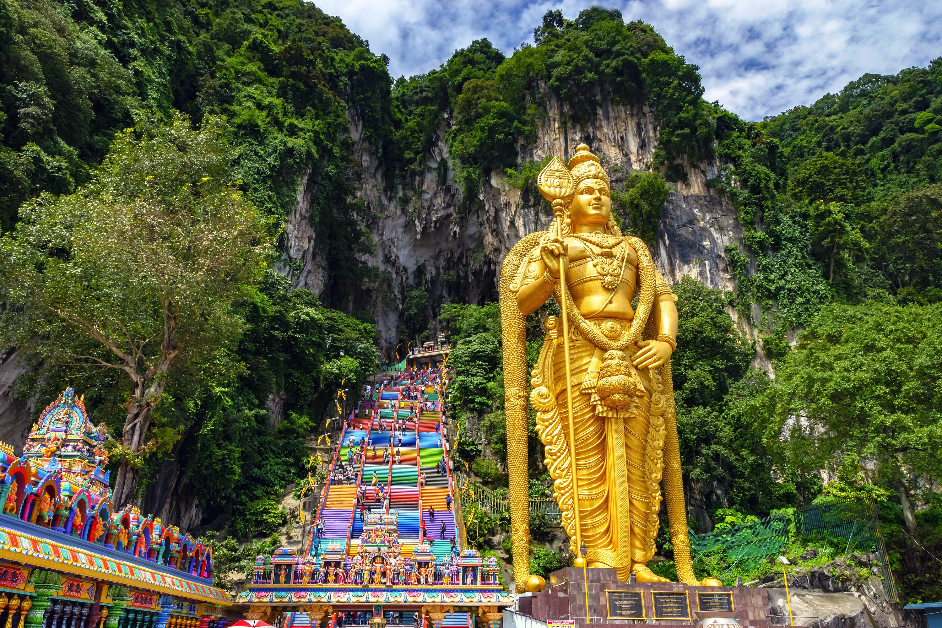 Batu Caves mit goldener Statue im Vordergrund