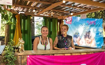 Zwei Betreuerinnen am Infostand