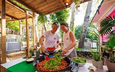 Zwei Betreuerinnen am Büffet