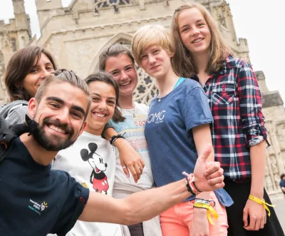 Betreuer mit Schüler:innen in Exeter