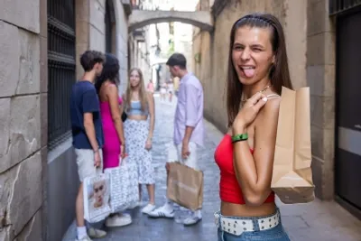 Junge Frau beim Shoppen