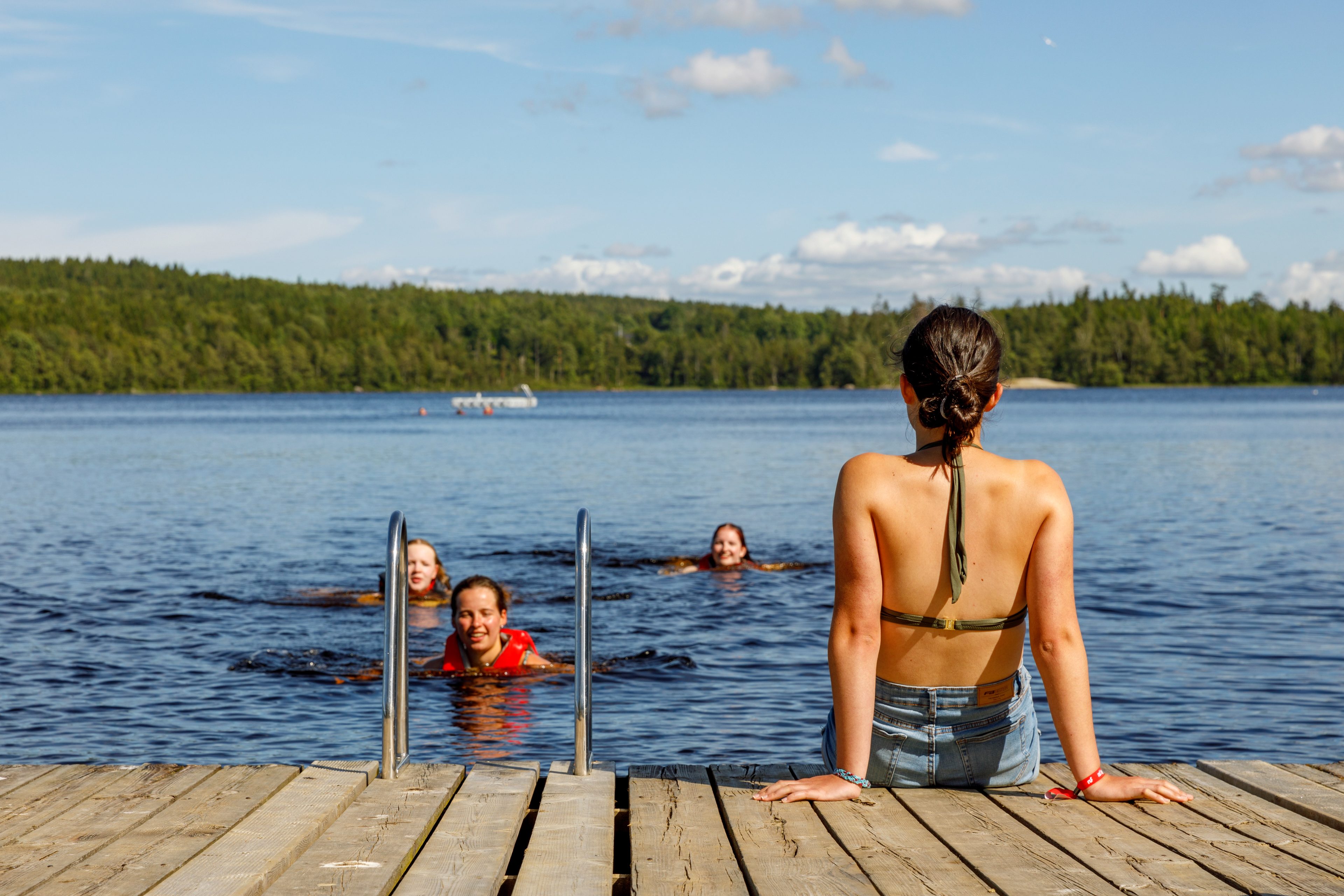 Gäste in Floda auf Steg