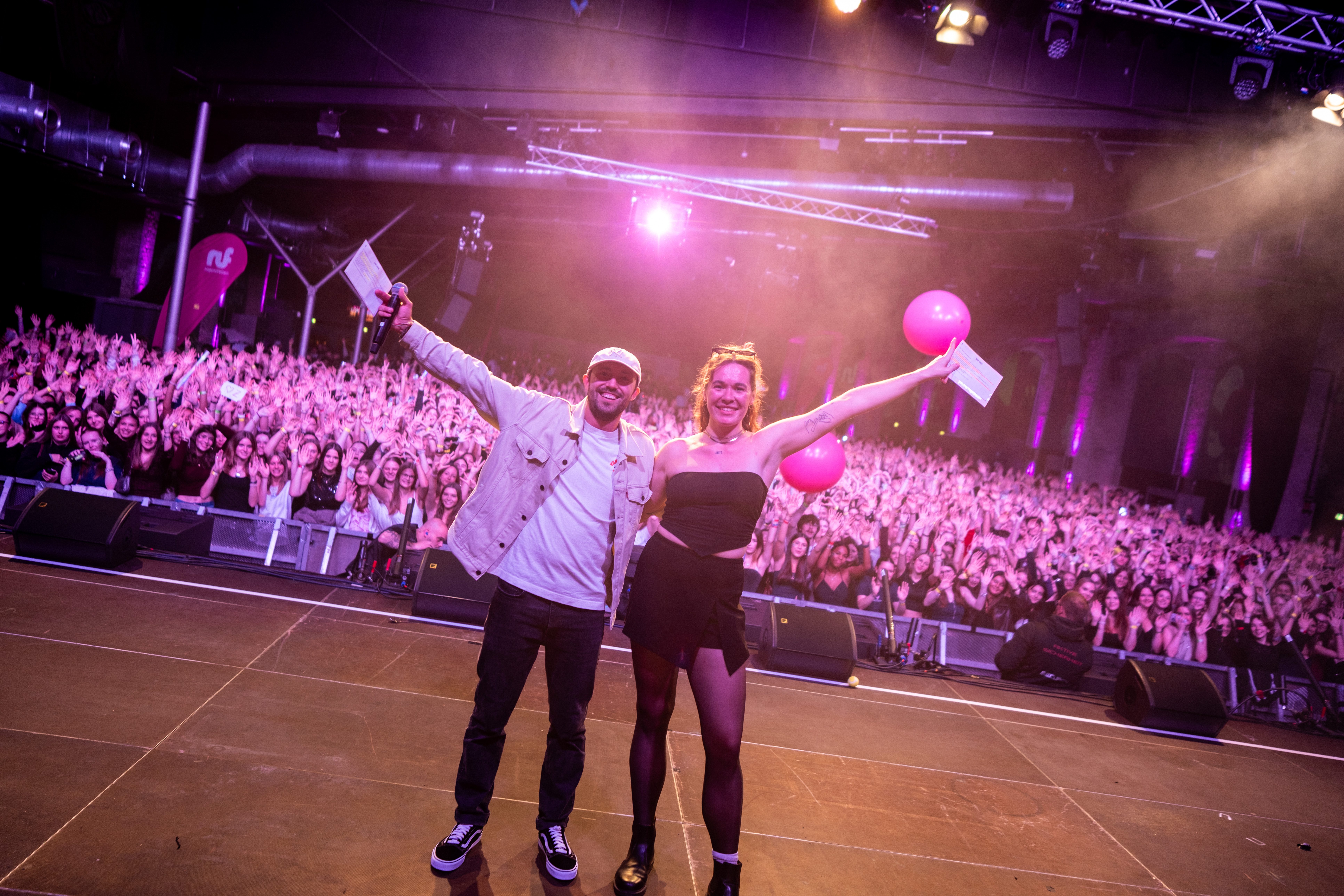 Moderationsduo mit Foto vor der Menge