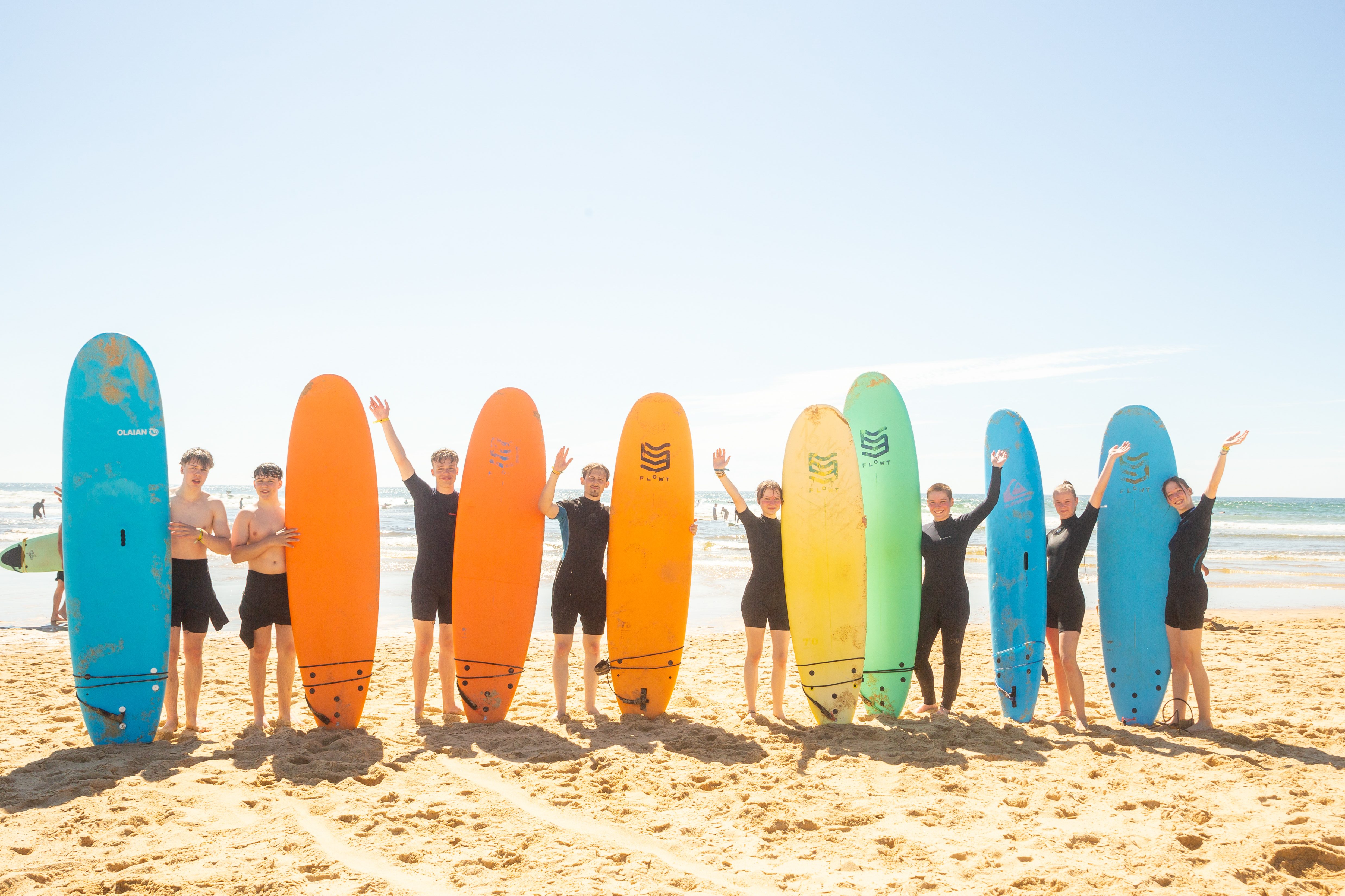 Gäste mit Surfbrettern