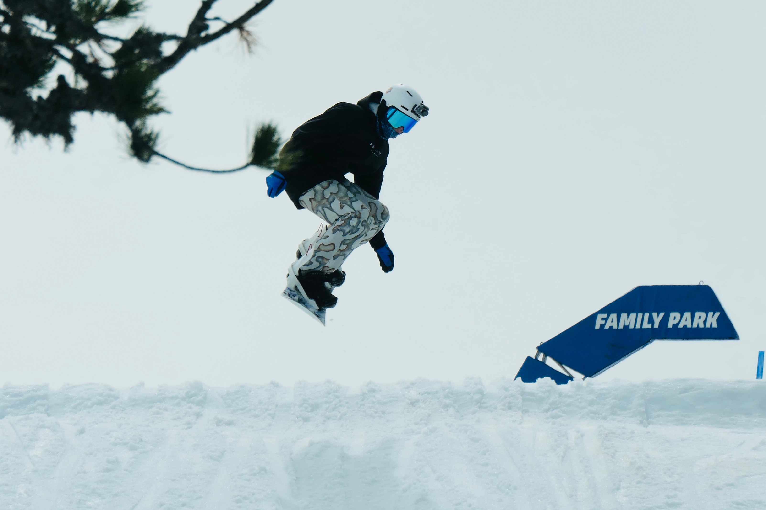 Person springt mit Snowboard