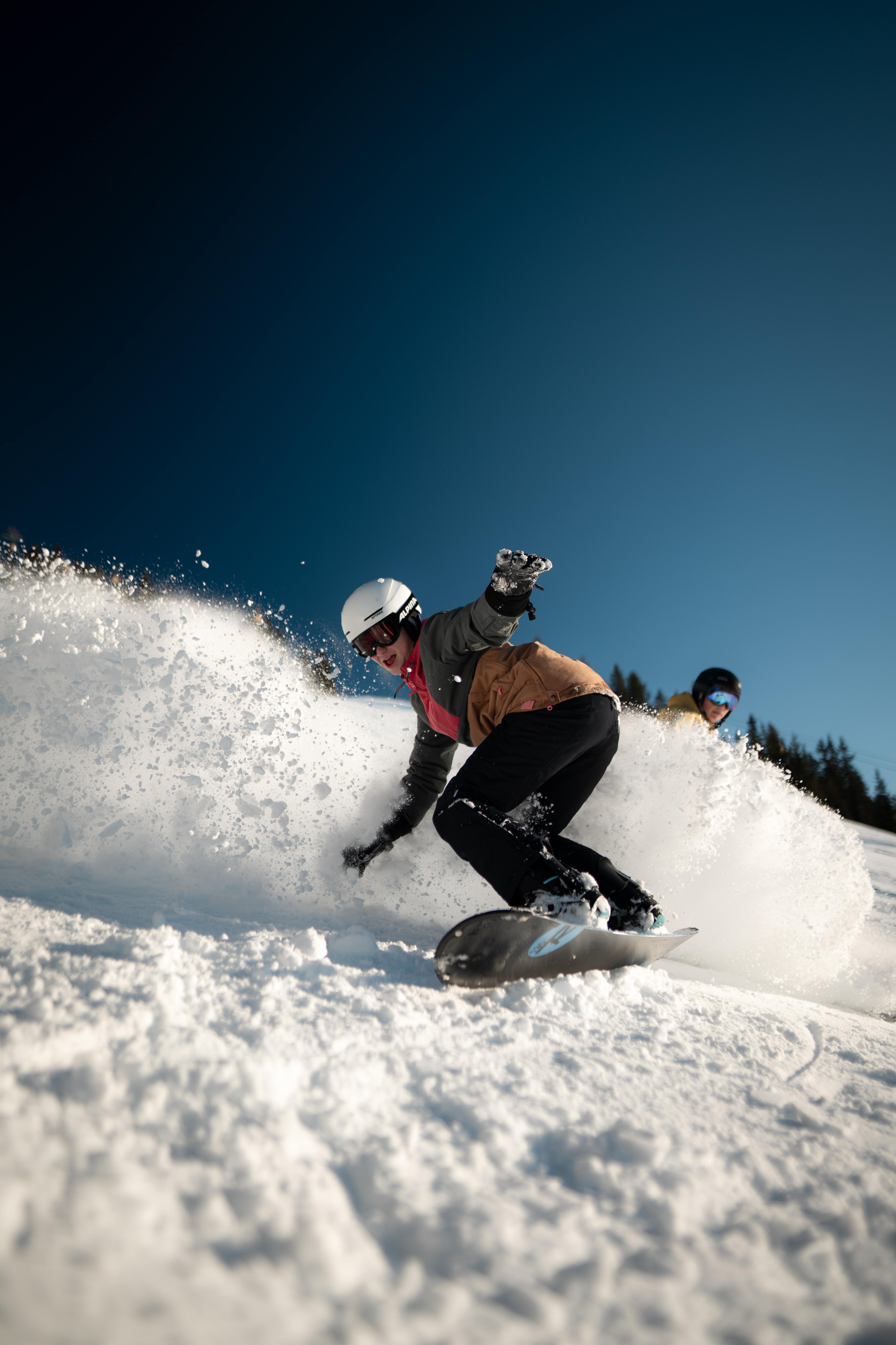 Person fährt Snowboard