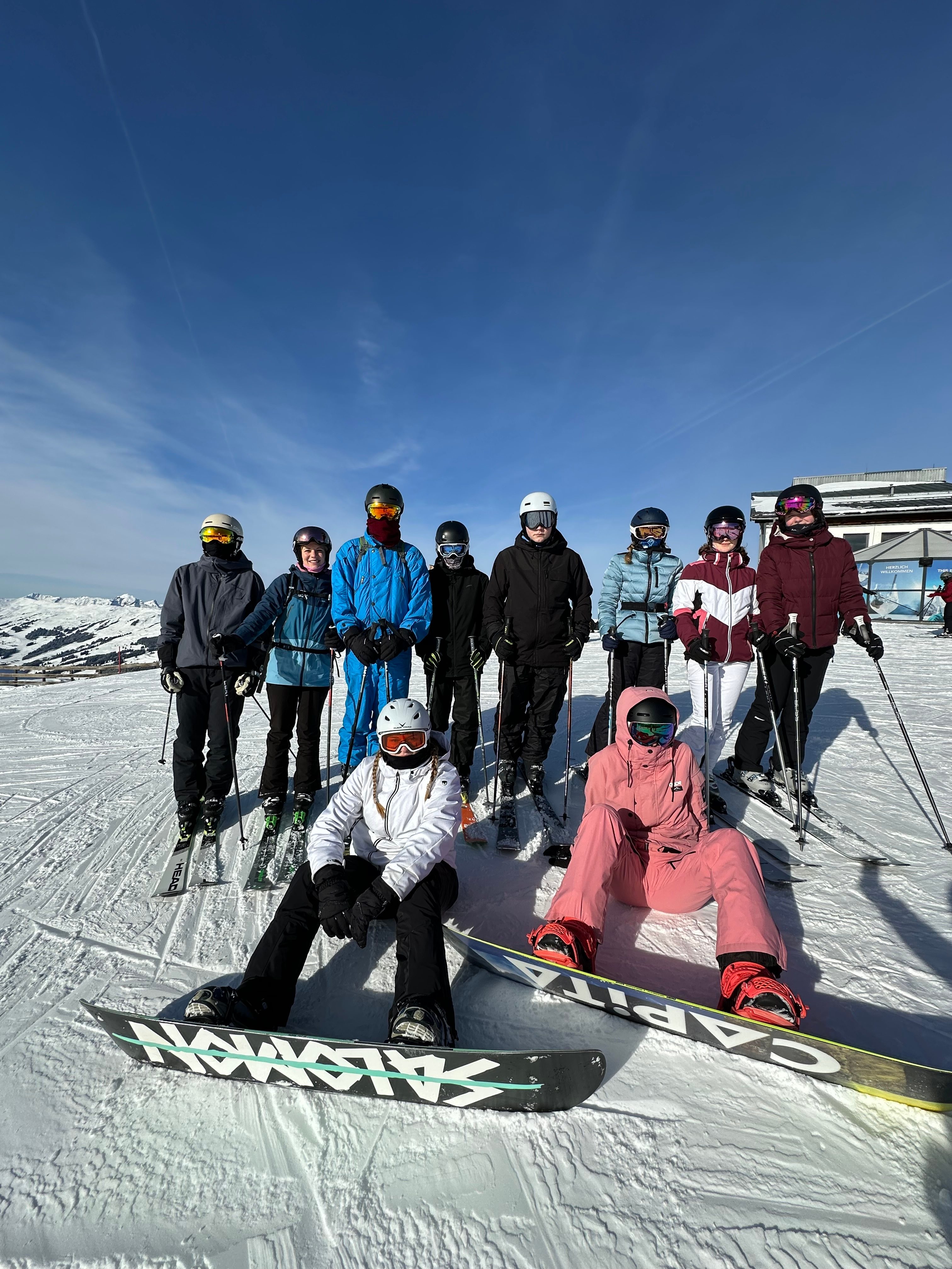 große Gruppe posiert für ein Foto im Schnee