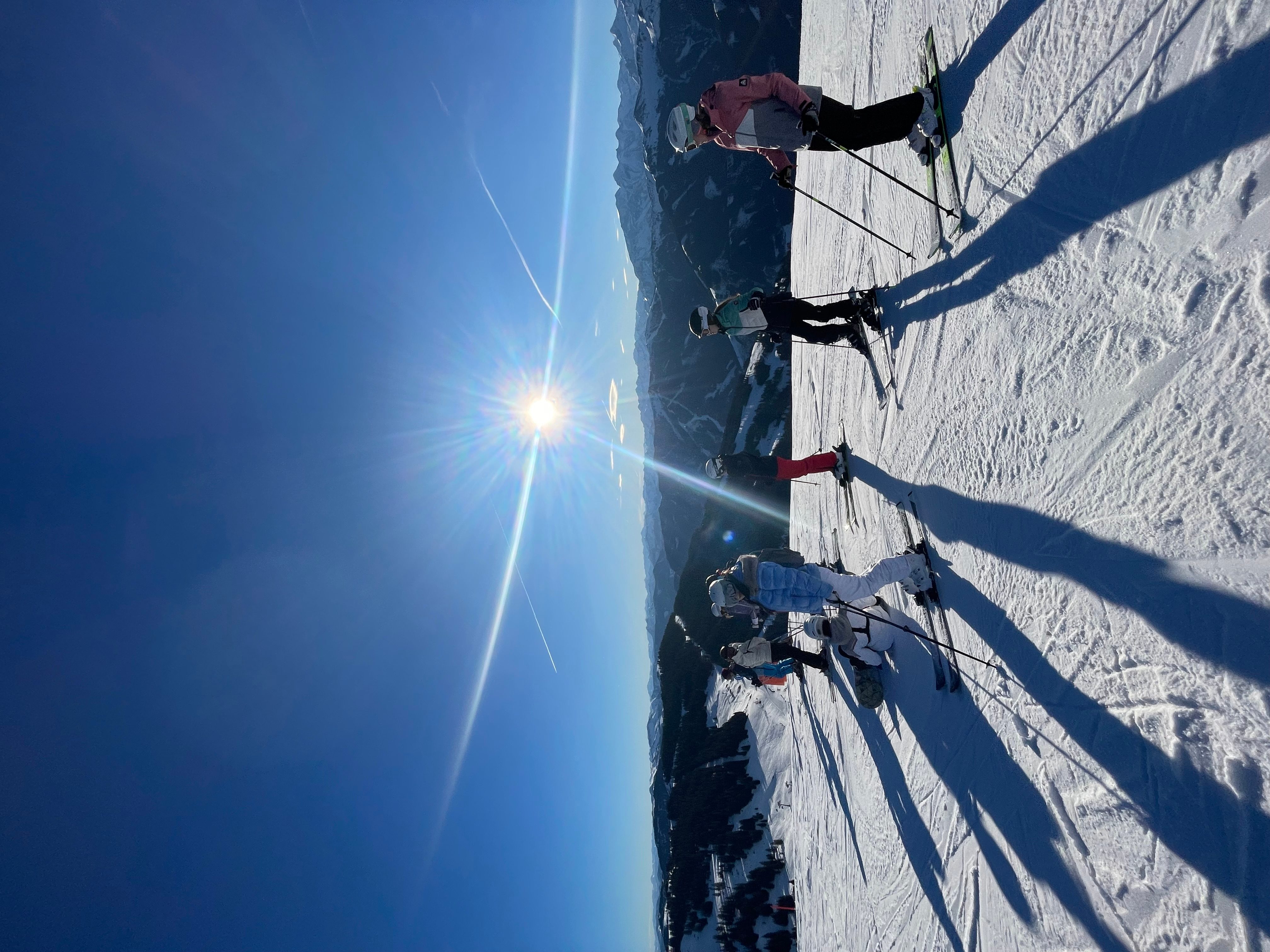 Gruppe beim Skifahren