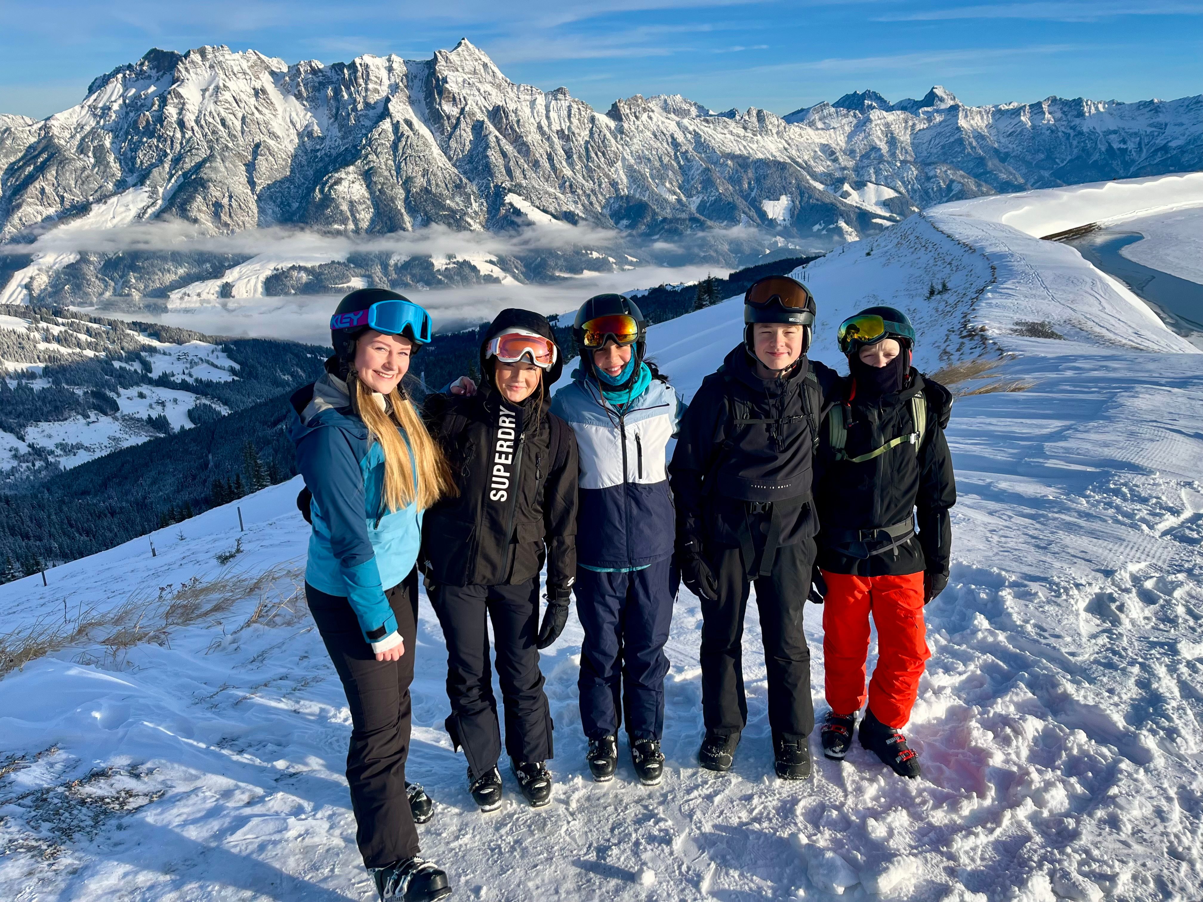 große Gruppe posiert für ein Foto im Schnee