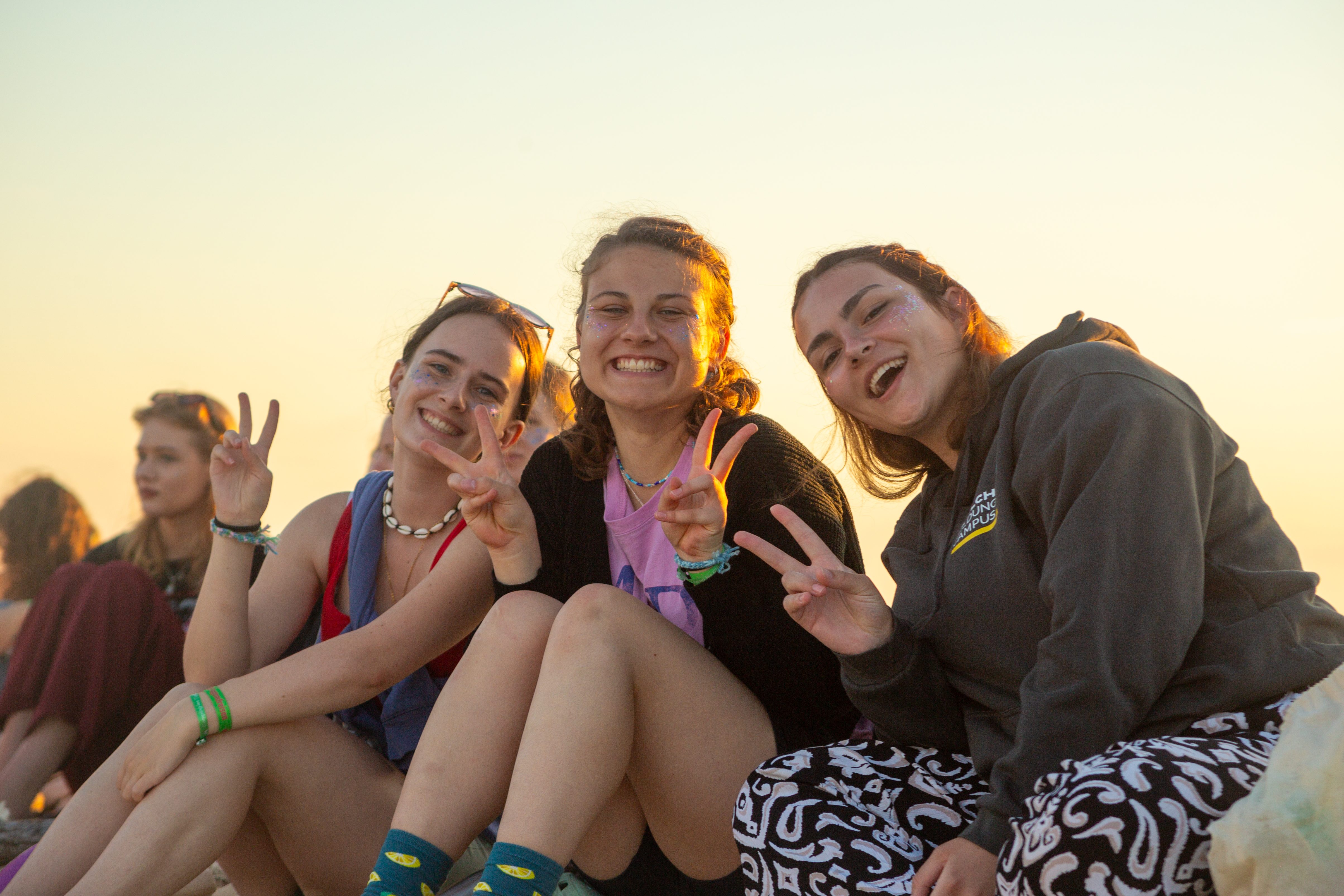 Gäste zeigen Peace-Handzeichen