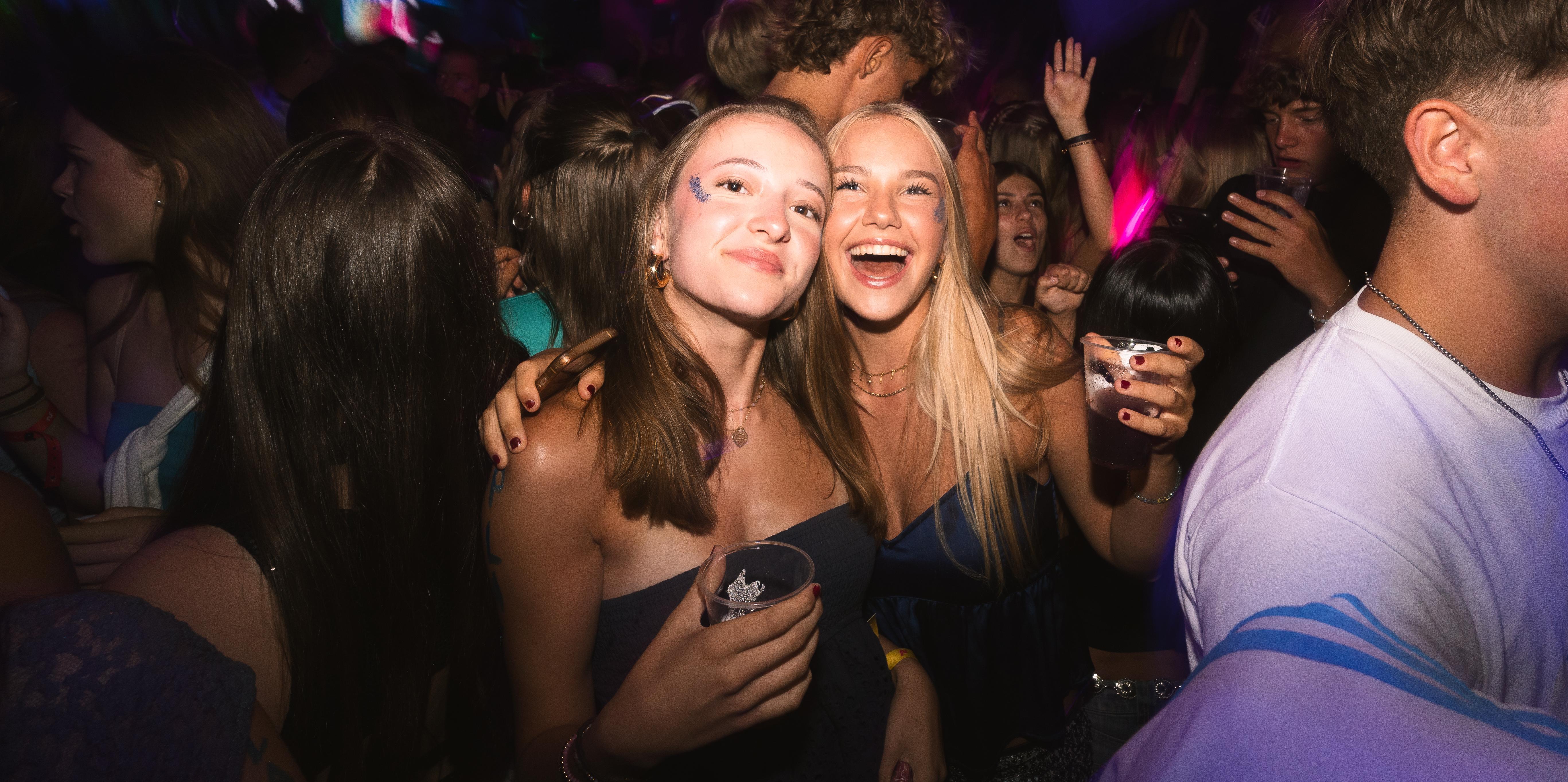 2 Mädchen beim Feiern