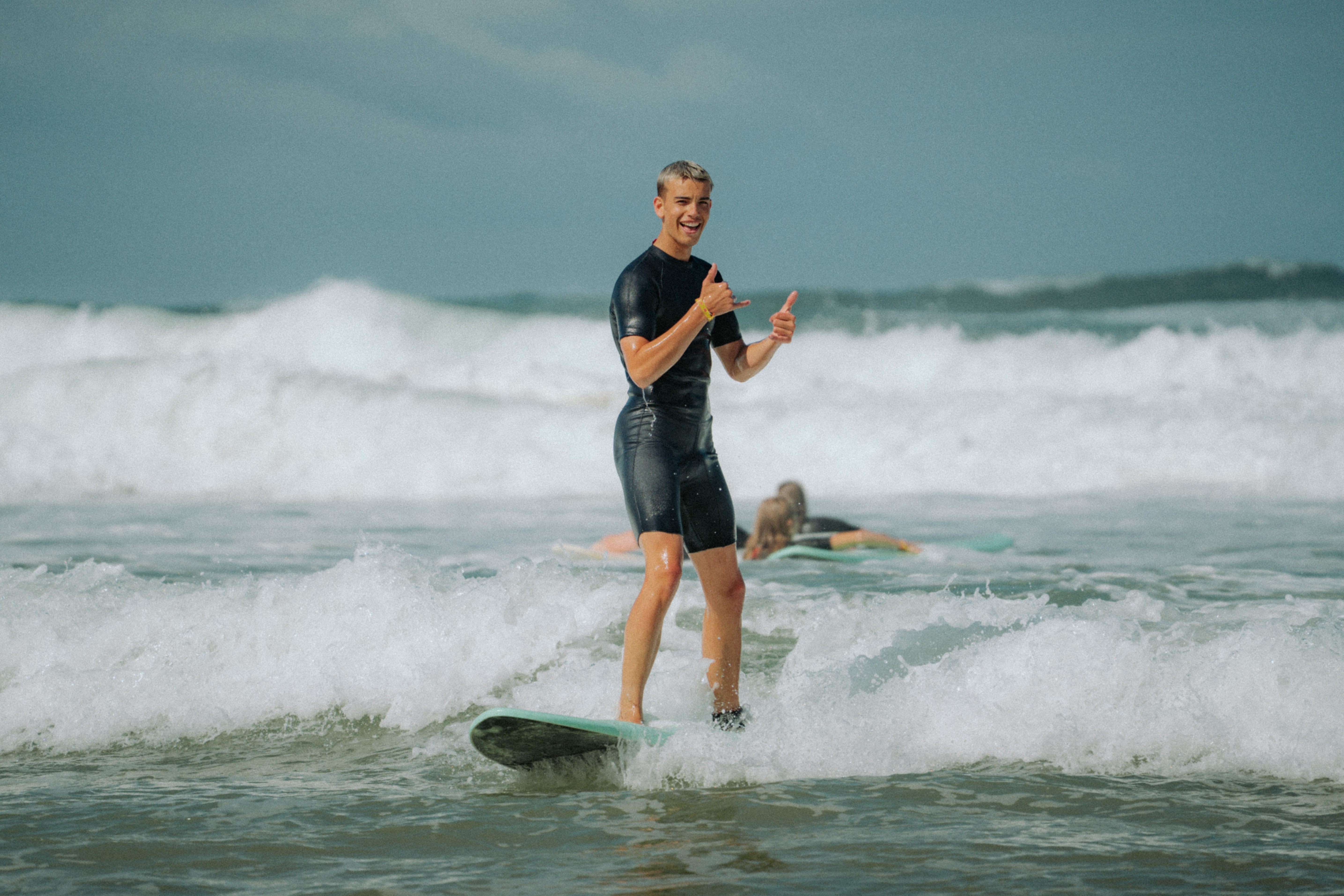 Reisegast auf Surfbrett im Meer