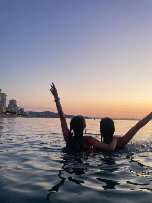 Gäste im Wasser bei Sonnenuntergang