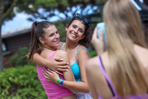 Gäste mit Polaroidkamera