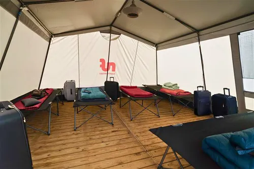 6er Zelt mit Feldbetten