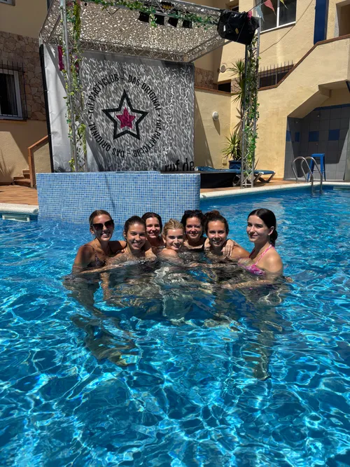 Gäste im Pool im Partyclub Caribe