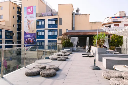 Dachterrasse des Partyclubs Caribe mit Hotel im Hintergrund