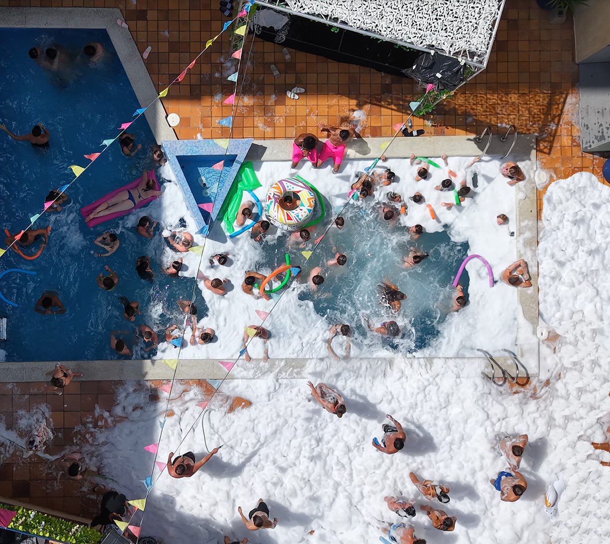 Schaumparty im Pool im Innenhof des Partyclubs