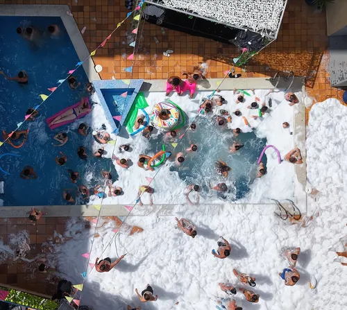 Schaumparty im Pool im Innenhof des Partyclubs