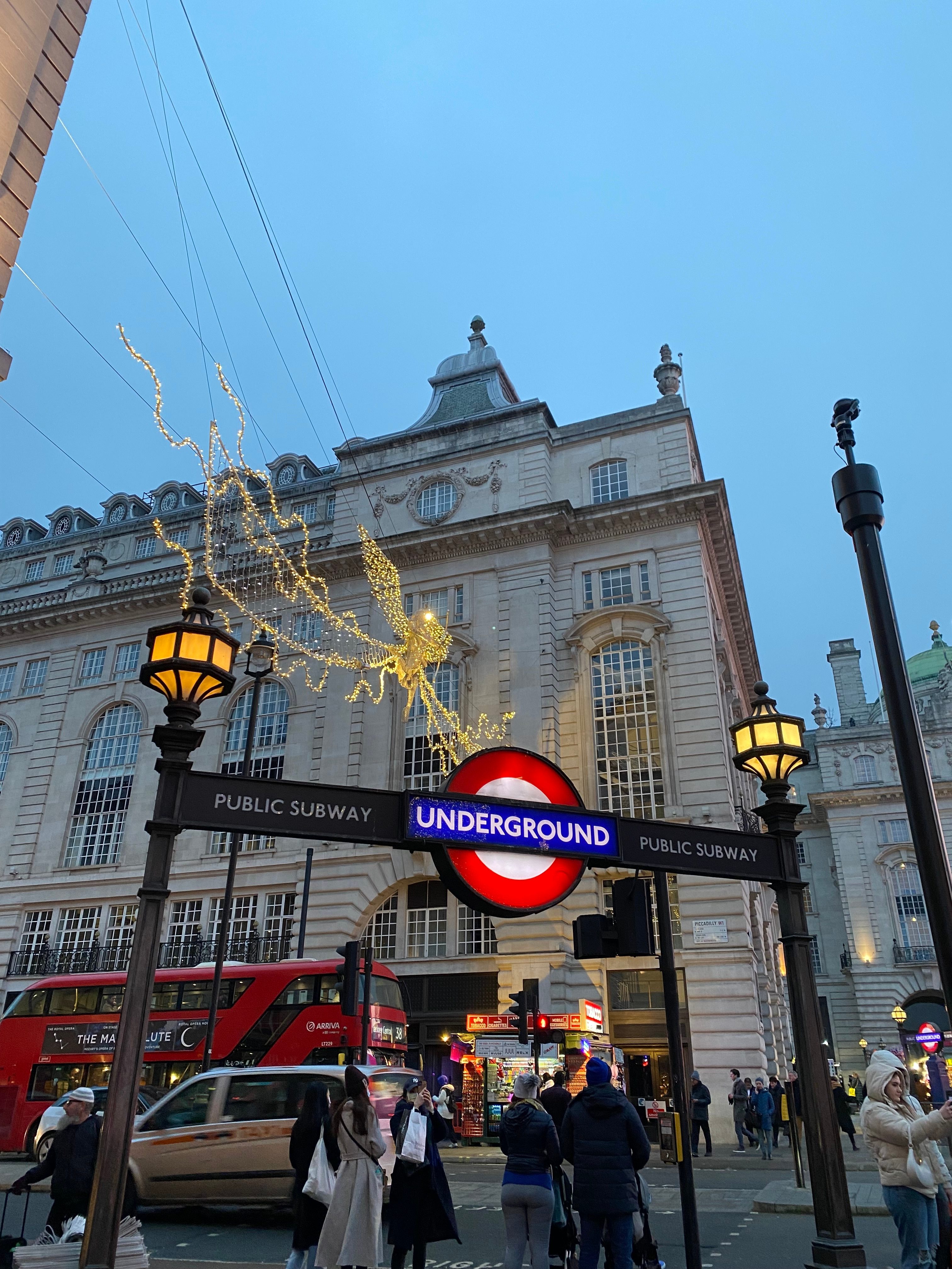 London Underground mit Weihnachtsdekoration