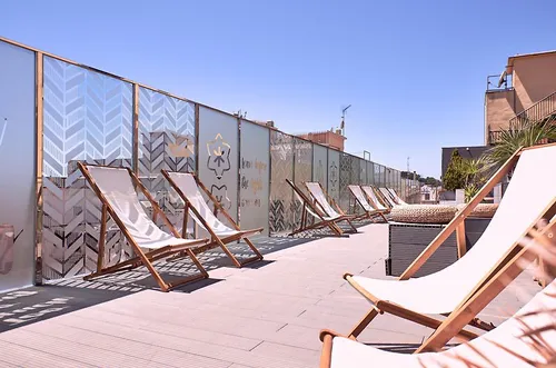Liegen auf der Dachterrasse des Partyclubs