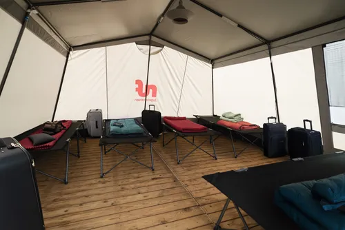 6er Zelt mit Feldbetten