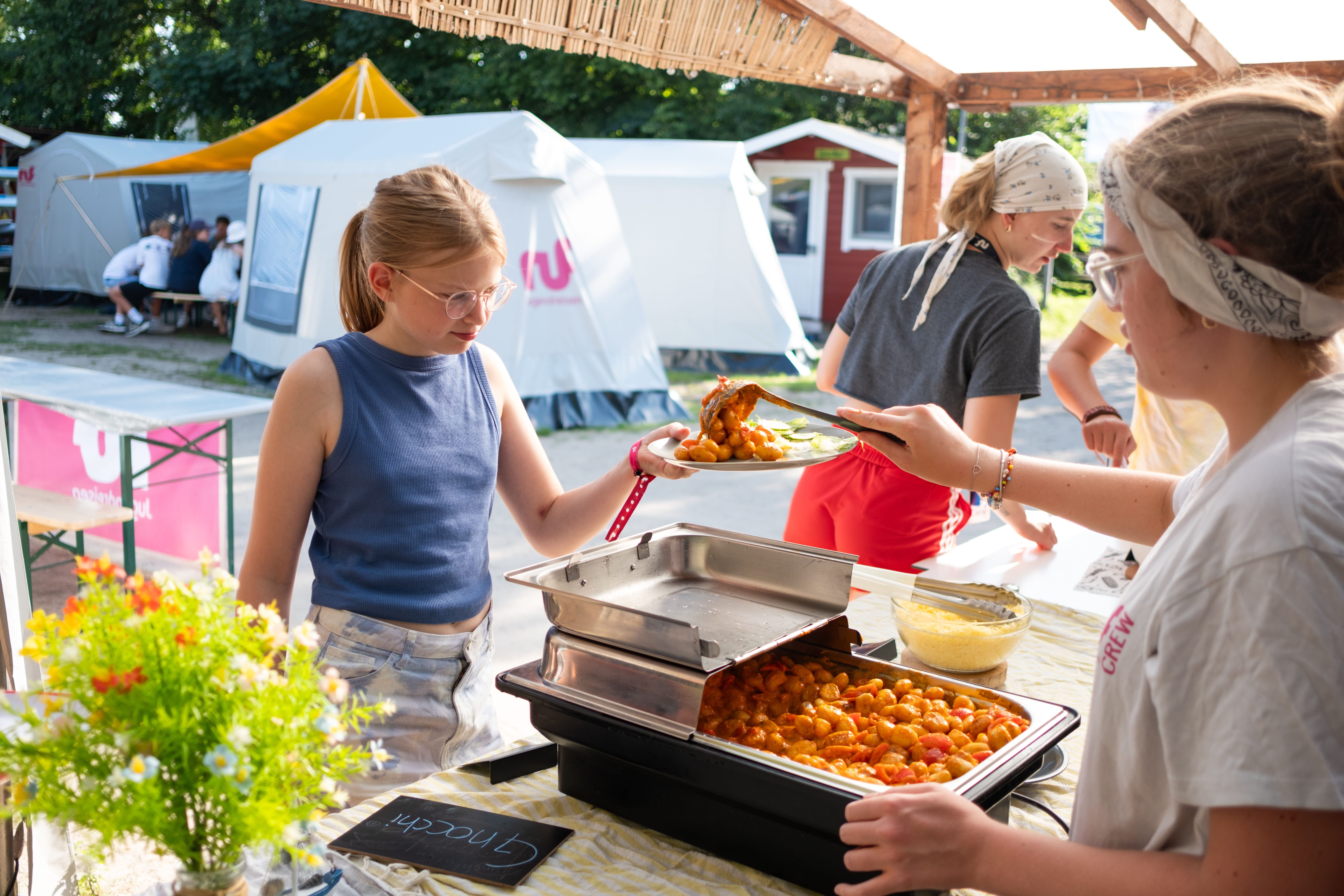 Verpflegung: Gast an Mittagsbuffet