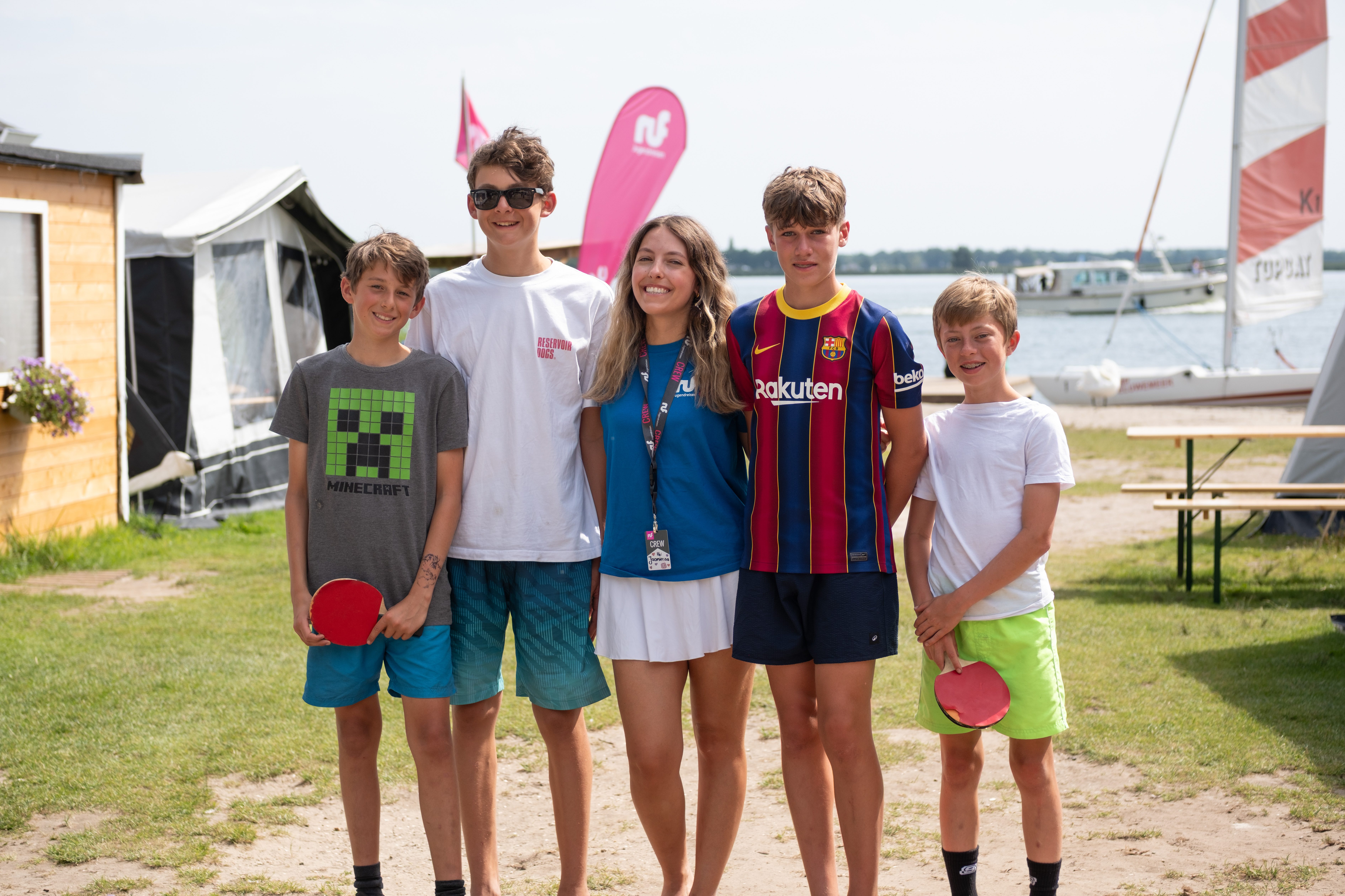 Gäste mit Teamerin im Camp mit Veluwe im Hintergrund