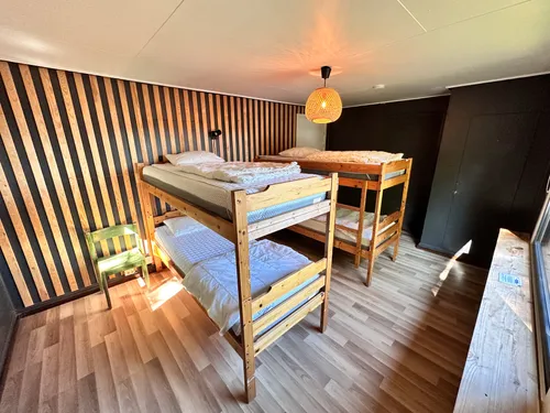 Viererzimmer mit Stockbetten im schwedischen Stil