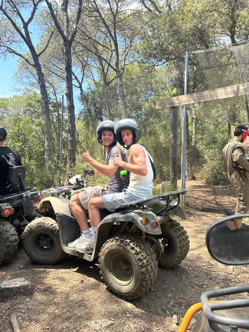 Gäste zu zweit auf Quad