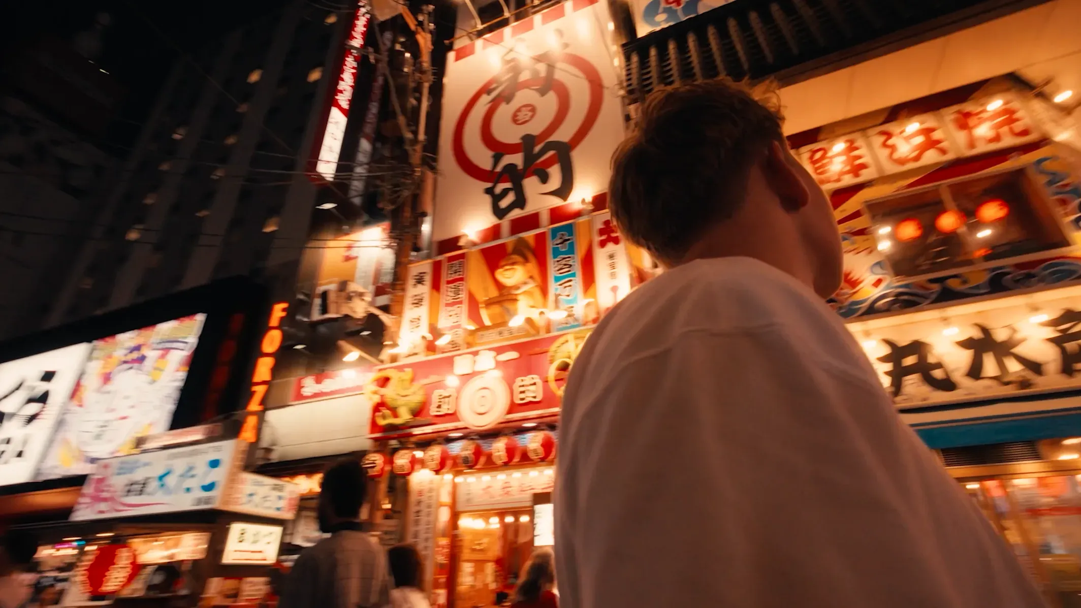 Jugendlicher steht bei einer Fernreise in Japan