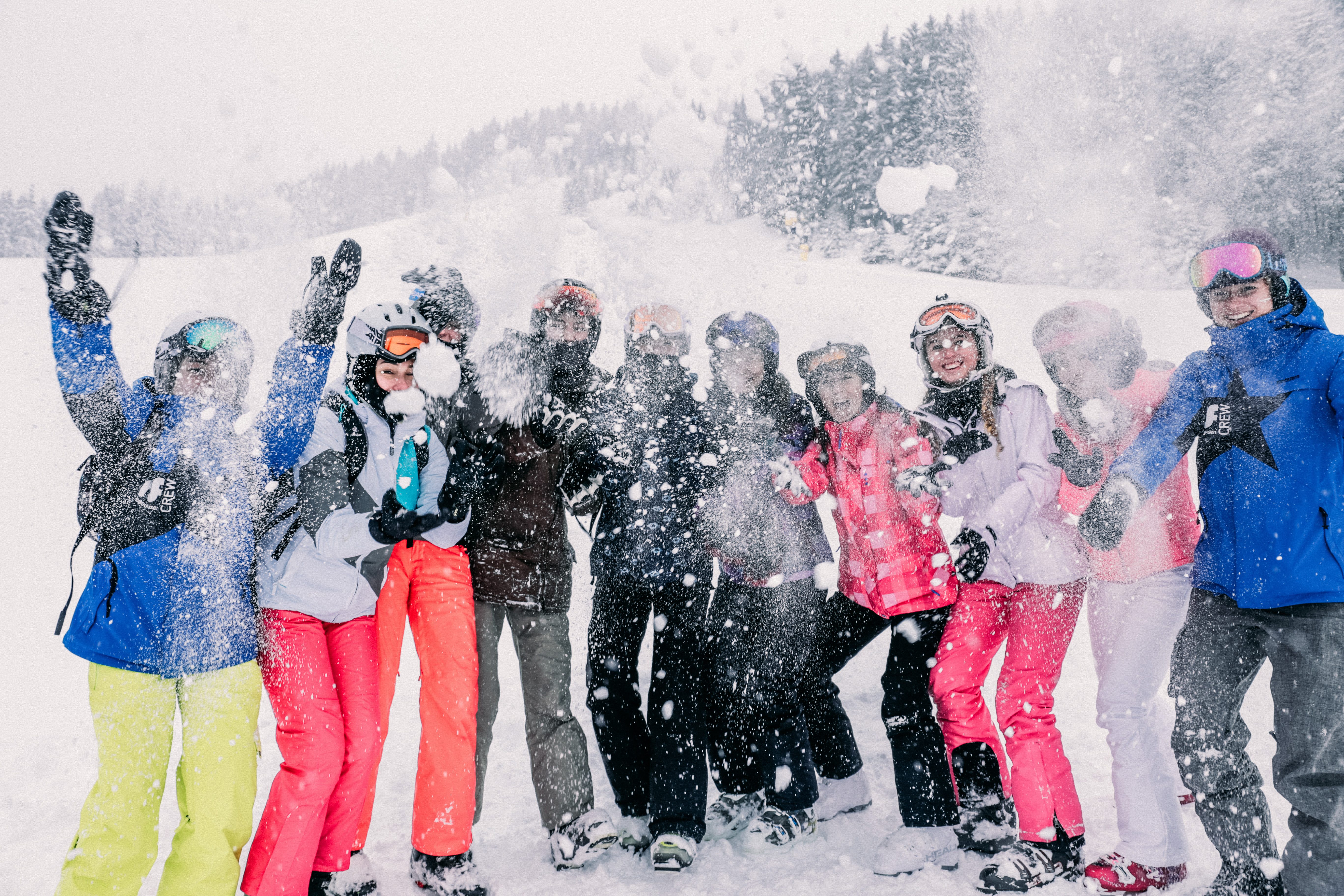 Gruppenbild von Gästen bei einer Schneeballschlacht