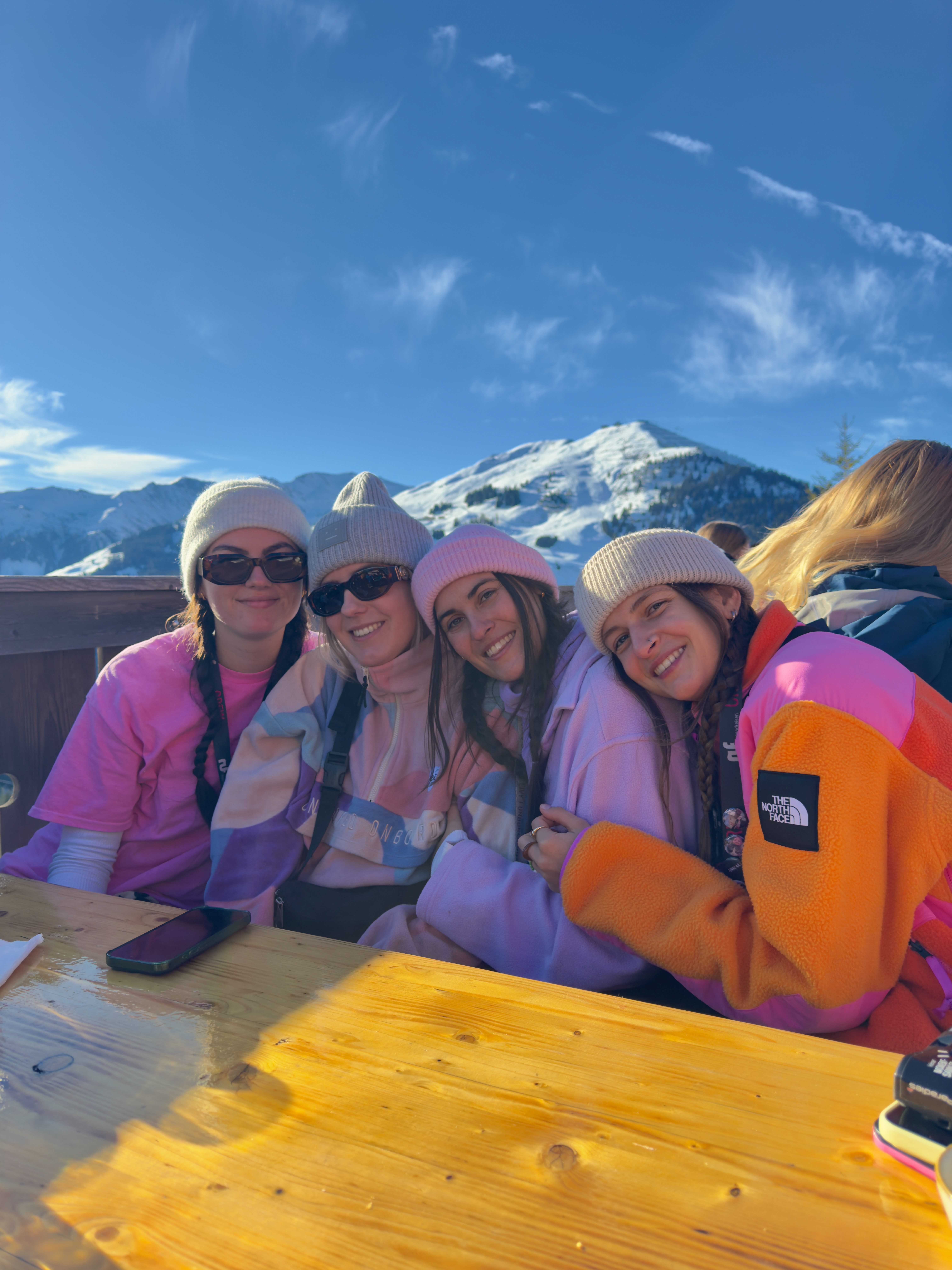 Gruppenfoto Betreuer auf einer Hütte