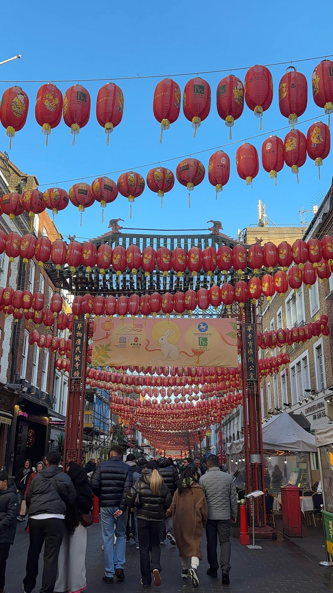 Chinesische Lampion über der Straße