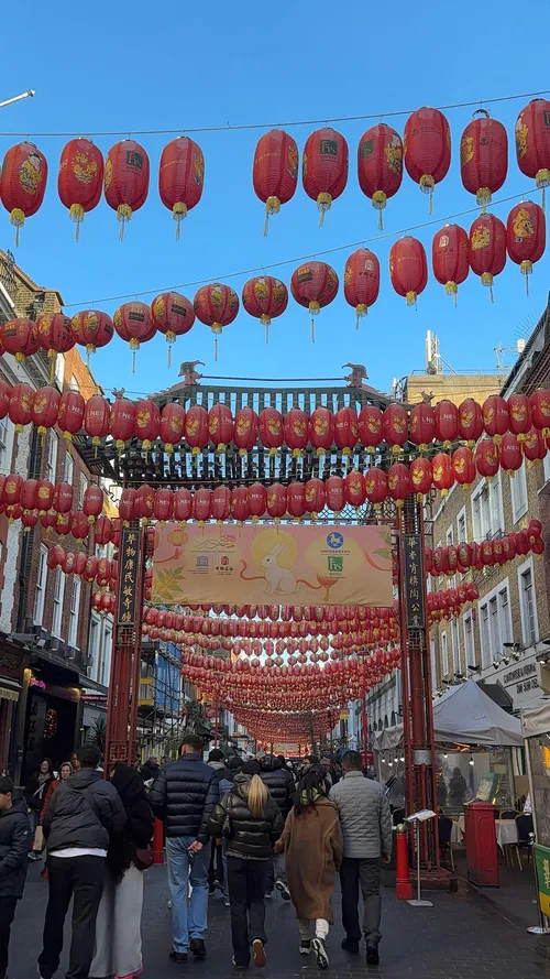 Chinesische Lampion über der Straße