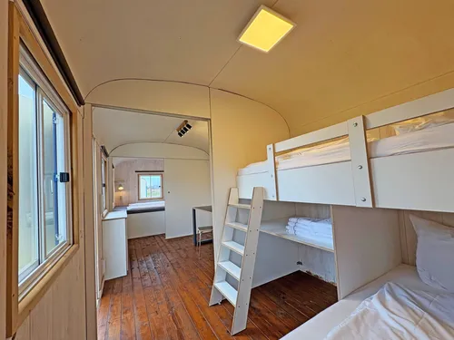 Unterkunft Zirkuswagen von Innen mit betten